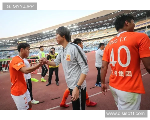 大连一方与武汉卓尔的激烈对决展现足球魅力与团队精神